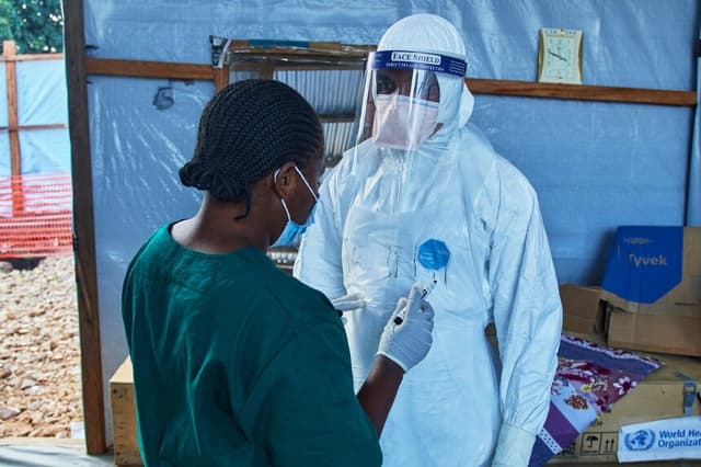 Personal sanitario en el Centro Médico Evangélico de Bunia, en el Congo, el 3 de julio de 2026. (Dirole Lotsima Dieudonne/AP Photo).