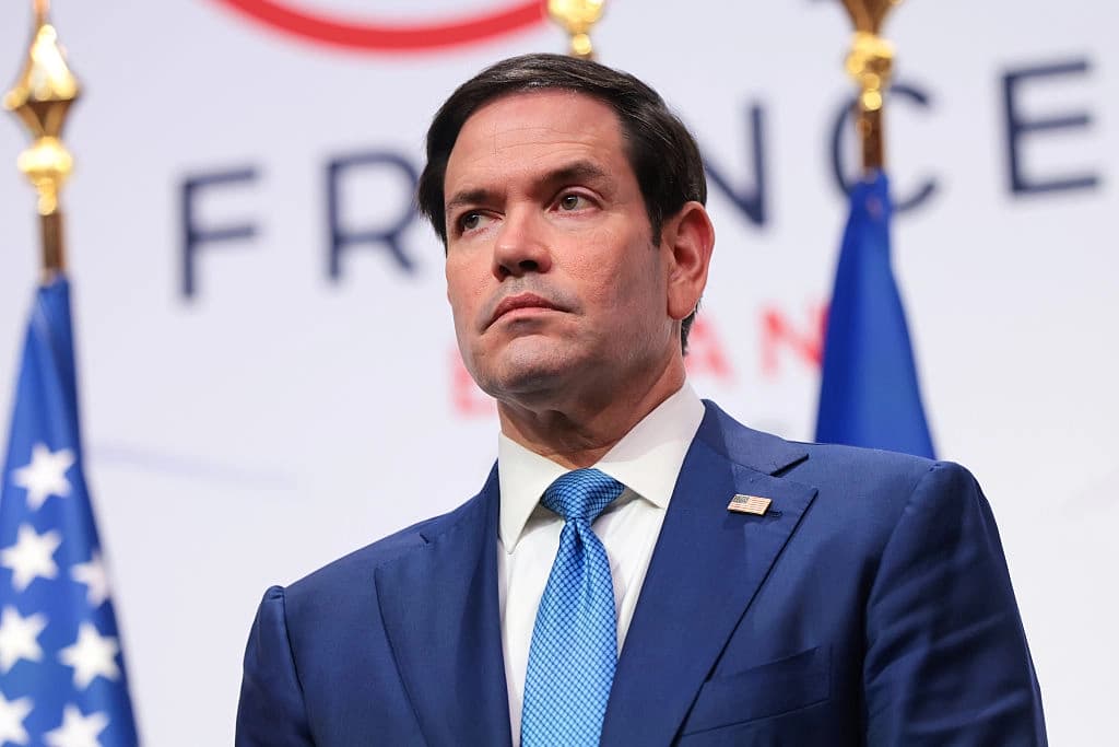 El secretario de Estado Marco Rubio observa mientras el presidente Donald Trump habla en una conferencia de prensa durante la Cumbre de Líderes del G7 en Évian-les-Bains, Francia, el 17 de junio de 2026. (Anna Moneymaker/Getty Images).