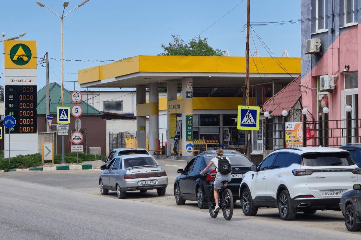Los automóviles hacen fila en una estación de servicio en la ciudad turística de Yevpatoriya, en el Mar Negro, Crimea, el 11 de junio de 2026. (Alexey Pavlishak/Reuters)