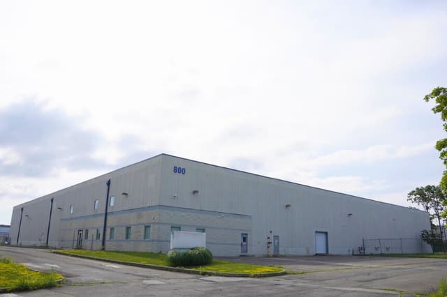 Un almacén en 800 Corporate Boulevard, que según el supervisor del municipio de Newburgh, Gil Piaquadio, está siendo arrendado por el gobierno federal, en Newburgh, Nueva York, el 10 de julio de 2026. (Oliver Mantyk/The Epoch Times).