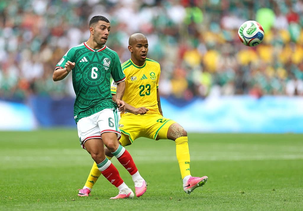 Erik Lira, número 6 de México, pasa el balón frente a Jayden Adams, número 23 de Sudáfrica, durante el partido del Grupo A de la Copa Mundial de la FIFA 2026 entre México y Sudáfrica, en el Estadio de la Ciudad de México, el 11 de junio de 2026, en la Ciudad de México, México. (Carl Recine/Getty Images)