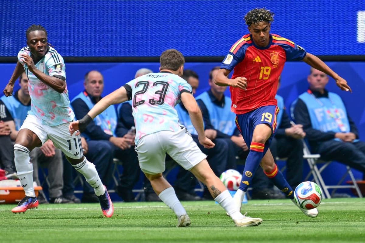 El mediocampista belga n.º 23, Nicolas Raskin, y el delantero español n.º 19, Lamine Yamal, disputan el balón durante el partido de cuartos de final del Mundial de fútbol de 2026 entre España y Bélgica, disputado en el Estadio de Los Ángeles, en Inglewood, el 10 de julio de 2026. (Frederic J. Brown/AFP vía Getty Images)