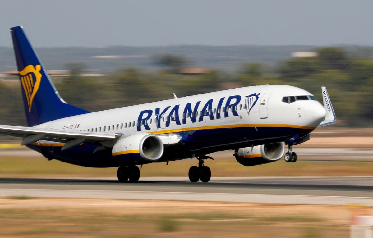 Pasajero a punto de ser expulsado por ventanilla rota en Boing 737 rumbo a Grecia