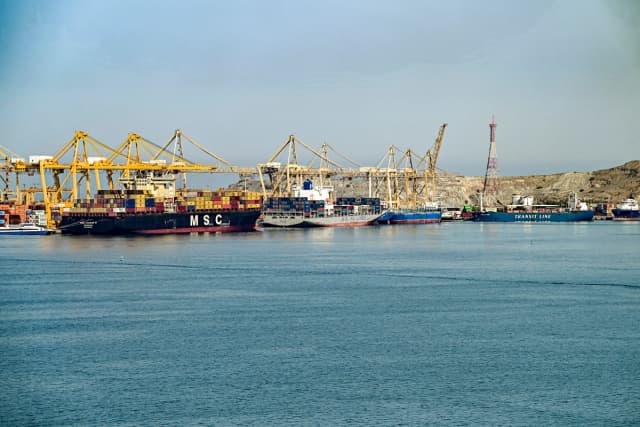 Buques atracados en un muelle de la terminal de contenedores de Khor Fakkan, en el golfo de Omán, el 19 de junio de 2026. (AFP vía Getty Images).