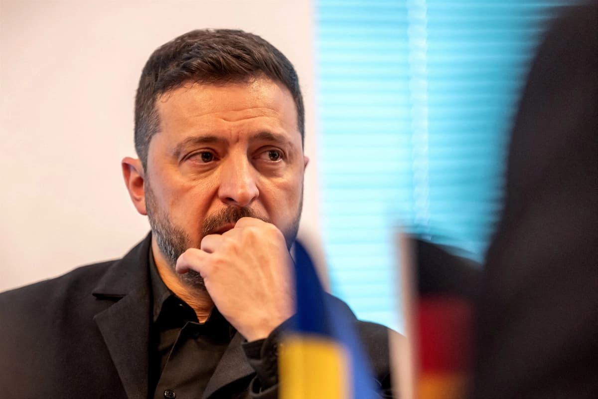 Zelenski inicia investigación tras muerte de 10 residentes en una explosión en depósito de armas
