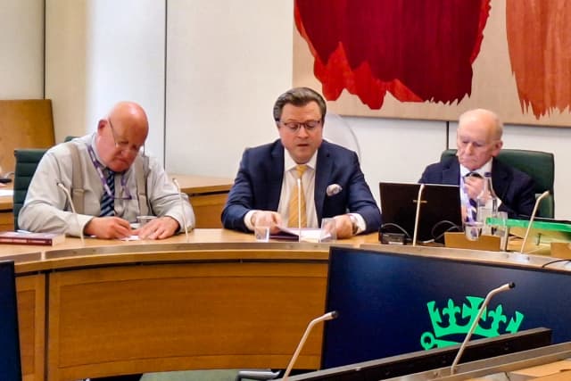 (De izquierda a derecha) Ethan Gutmann, Jan Jekielek y David Matas intervienen en el seminario "Comprender al liderazgo chino", celebrado en Portcullis House, en Londres, el 8 de julio de 2026.