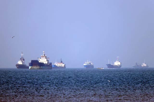 Los buques están anclados en el Estrecho de Ormuz, frente a Bandar Abbas, en el sur de Irán, en esta fotografía obtenida de la agencia de noticias ISNA de Irán el 4 de mayo de 2026. Amirhossein Khorgooei/ISNA/AFP vía Getty Images