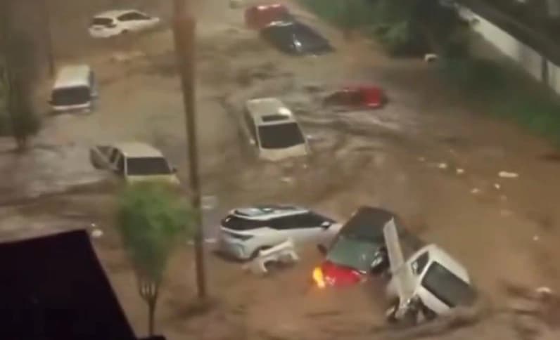 Inundaciones repentinas arrastran autos y aíslan pueblos en el norte de China