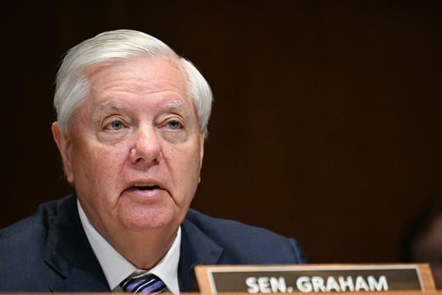El senador estadounidense Lindsey Graham, republicano por Carolina del Sur, interroga al secretario de Defensa de EE. UU., Pete Hegseth, y al jefe del Estado Mayor Conjunto, el general Dan Caine, durante una audiencia de la Subcomisión de Defensa de la Comisión de Asignaciones del Senado para examinar el presupuesto de 2027 del Departamento de Defensa en el Capitolio, en Washington, D.C., el 12 de mayo de 2026. (Jim WATSON / AFP vía Getty Images)