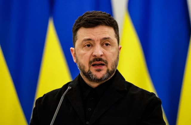 El presidente de Ucrania, Volodimir Zelenski, habla durante una conferencia de prensa conjunta con los presidentes de Lituania y Polonia, tras asistir a las conmemoraciones del levantamiento de 1863, en Vilna, Lituania, el 25 de enero de 2026. (Petras Malukas/AFP vía Getty Images)