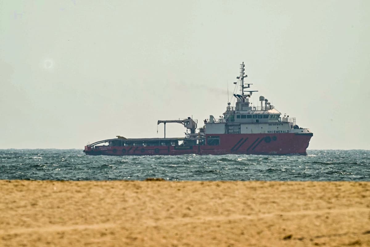Un barco navega frente a la costa de Ajman, en los Emiratos Árabes Unidos, el 10 de julio de 2026. (AFP vía Getty Images)
