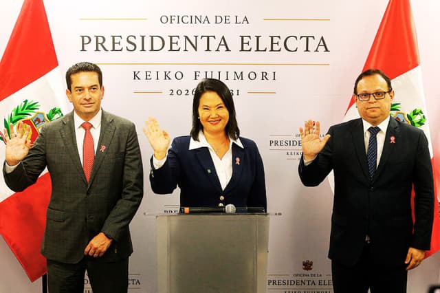 La presidenta electa de Perú por el partido Fuerza Popular, Keiko Fujimori (C), junto a su segunda vicepresidenta, Miki Torres (I), y Marco Vinelli, jefe del equipo de transición, en su sede de campaña del distrito de San Borja, en Lima, el 3 de julio de 2026. (AFP vía Getty Images)