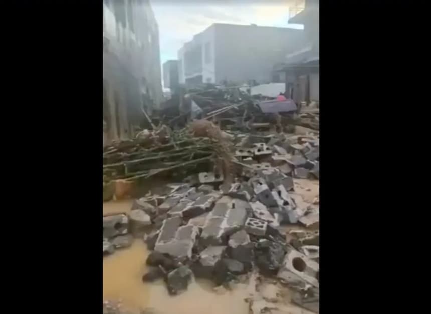 Los residentes que regresan a sus hogares tras el retroceso de las aguas de la inundación se encuentran con una devastación generalizada en algunas zonas de Guangxi, en el sur de China, el 8 de julio de 2026. (Captura de pantalla del video de The Epoch Times)