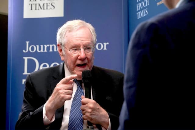 Steve Forbes habla con Jan Jakielek, editor senior de Epoch Times y presentador de "American Thought Leaders", en FreedomFest 2026 en Las Vegas el 11 de julio de 2026. (The Epoch Times).