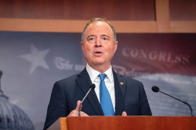 El senador Adam Schiff (D-Calif.) habla en una rueda de prensa en el Capitolio en Washington el 14 de enero de 2025. (Madalina Kilroy/The Epoch Times).