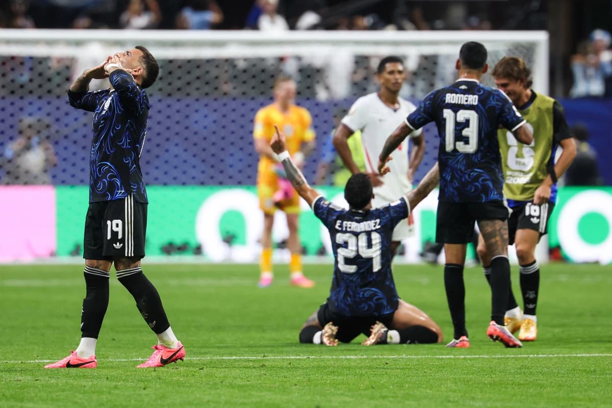El defensa argentino (19) Nicolás Otamendi (izquierda) celebra tras ganar el partido de semifinales del Mundial de fútbol de 2026 entre Inglaterra y Argentina en el Estadio de Atlanta, en Atlanta, el 15 de julio de 2026. (Odd Andersen/AFP vía Getty Images)