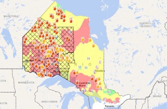 Mapa interactivo de incendios que muestra los incendios activos (en rojo) y los nuevos (en naranja) en Ontario al 15 de julio a las 15:00 (hora del este). El mapa es mantenido por el Ministerio de Recursos Naturales de Ontario y se elabora a partir de informes de más de 130 estaciones meteorológicas en toda la provincia. (Captura de pantalla de The Epoch Times a través de Ontario.ca)