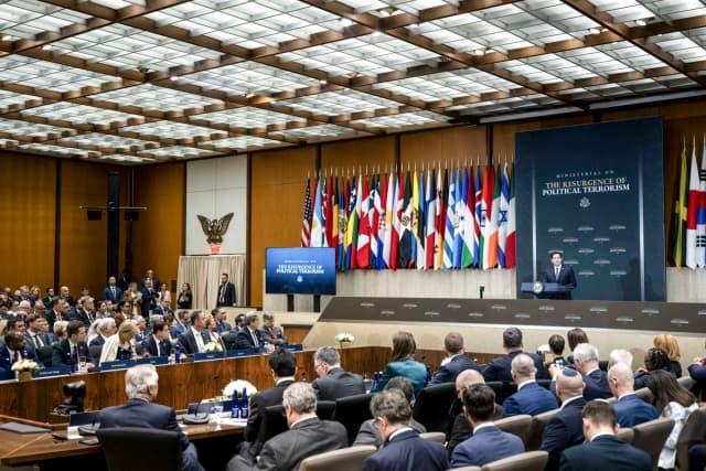 El secretario de Estado de EE. UU., Marco Rubio, pronuncia el discurso de apertura durante un evento titulado "Reunión ministerial sobre el resurgimiento del terrorismo político" en el Departamento de Estado de EE. UU. en Washington, el 16 de julio de 2026. (Brendan Smialowski / AFP vía Getty Images)