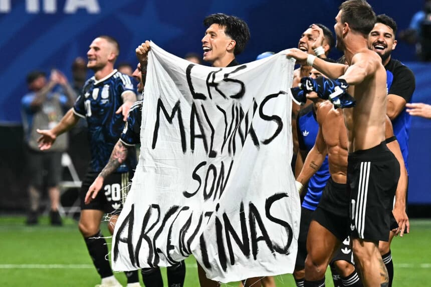 Los jugadores argentinos sostienen una pancarta en la que se lee "Las Malvinas (Islas Falkland) son argentinas", tras ganar el partido de semifinales del Mundial de fútbol de 2026 entre Inglaterra y Argentina, celebrado en el Estadio de Atlanta, en Atlanta, el 15 de julio de 2026. (Paul Ellis/AFP vía Getty Images).