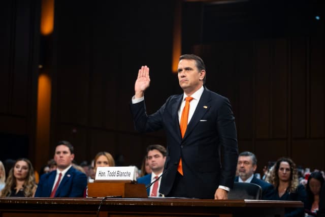 Todd Blanche, el fiscal general interino nominado para dirigir el Departamento de Justicia, presta juramento antes de testificar en su audiencia de confirmación en el Capitolio en Washington, el 15 de julio de 2026. (Madalina Kilroy/The Epoch Times).