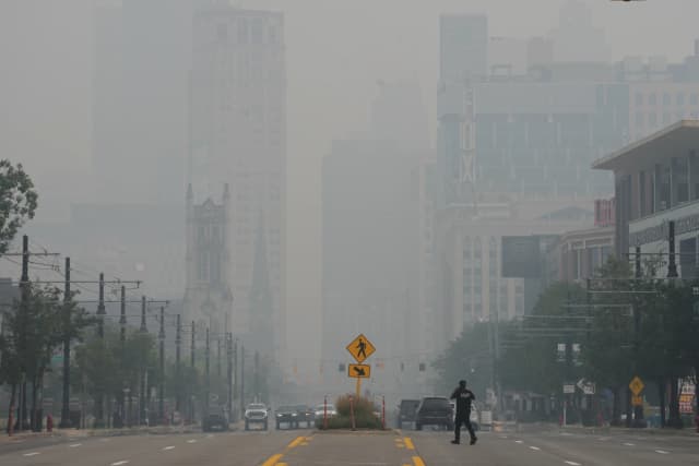 Detroit registró la peor calidad del aire del mundo el 16 de julio de 2026, debido al humo de los incendios forestales en Canadá y Minnesota. (Foto AP/Paul Sancya)