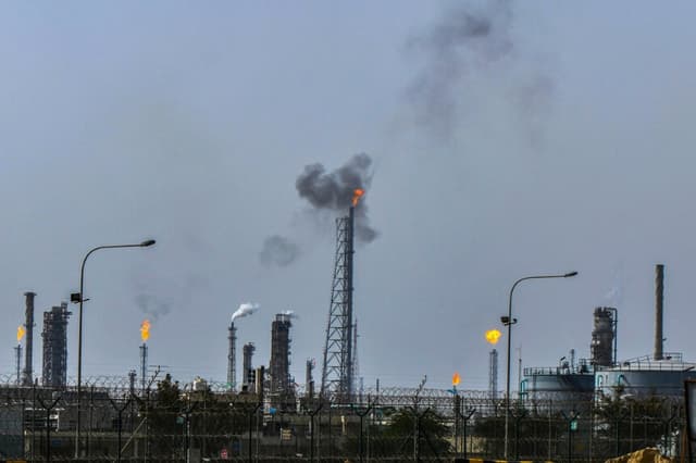 La refinería de petróleo Mina Al-Ahmadi opera en Kuwait, 20 de marzo de 2026. (Foto AP, archivo).