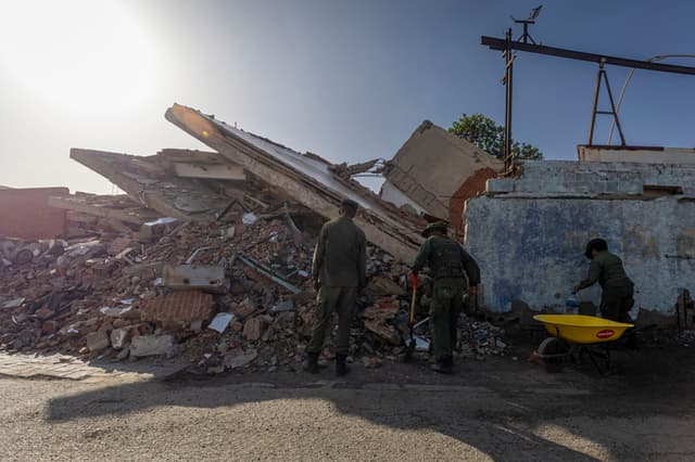 Integrantes de Ejercito de Venezuela recogen escombros este 14 de julio de 2026, en Catia La Mar, Venezuela. (EFE/ Miguel Gutiérrez)