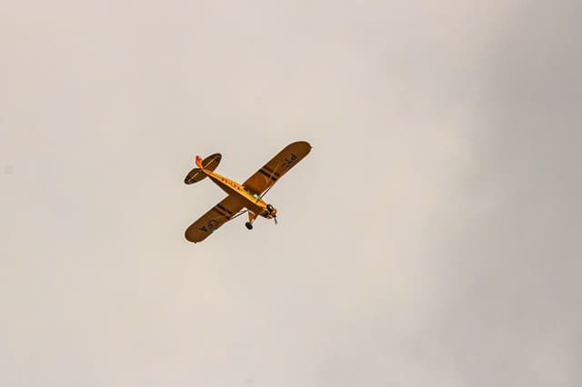 Tragedia aérea: veterano de 81 años fallece tras hundirse su avioneta en un estanque
