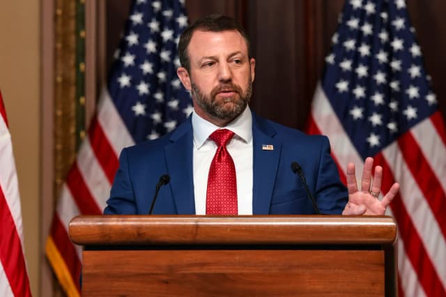 El secretario de Seguridad Nacional de Estados Unidos, Markwayne Mullin, habla durante una conferencia de prensa en el Edificio de Oficinas Ejecutivas Eisenhower en Washington, el 17 de julio de 2026. (Anna Moneymaker/Getty Images).