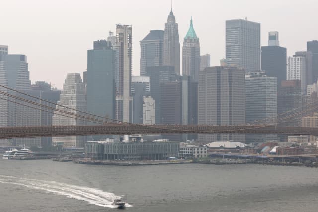 El horizonte del sur de Manhattan se ve desde el Puente de Manhattan en medio de la neblina provocada por los incendios forestales canadienses, en la ciudad de Nueva York, el 16 de julio de 2026. (Michael M. Santiago/Getty Images)