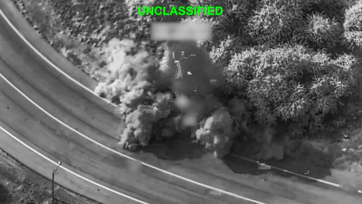 Se observa humo elevándose tras un ataque en un lugar desconocido durante lo que el ejército estadounidense describe como su última oleada de ataques contra Irán. Esta imagen, tomada de un video publicado el 16 de julio de 2026, muestra el humo que se eleva tras un ataque en un lugar desconocido, en el marco de lo que el ejército estadounidense describe como su última oleada de ataques contra Irán. (Comando Central de EE. UU./Imagen cedida a través de Reuters)