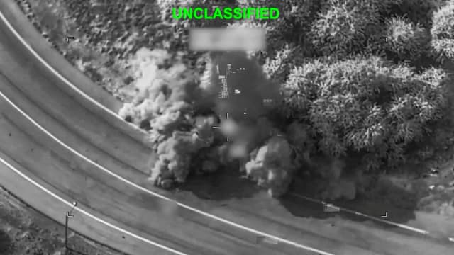 Se observa humo elevándose tras un ataque en un lugar desconocido durante lo que el ejército estadounidense describe como su última oleada de ataques contra Irán. Esta imagen, tomada de un video publicado el 16 de julio de 2026, muestra el humo que se eleva tras un ataque en un lugar desconocido, en el marco de lo que el ejército estadounidense describe como su última oleada de ataques contra Irán. (Comando Central de EE. UU./Imagen cedida a través de Reuters)