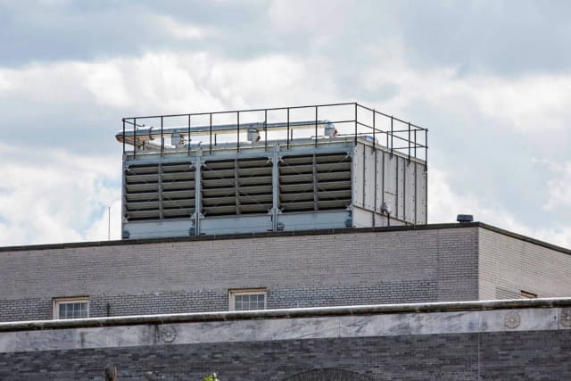 Una torre de enfriamiento de agua en la que se encontraron rastros de la bacteria Legionella pneumophila —que podría haber contribuido a causar el reciente brote de la enfermedad del legionario en el Bronx— se observa en la azotea de la oficina de correos de Estados Unidos, ubicada en el 558 de Grand Concourse, en el distrito del Bronx de Nueva York, el 13 de agosto de 2015. (Andrew Burton/Getty Images)