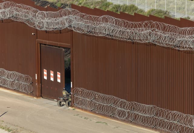 Un agente de la Patrulla Fronteriza de Estados Unidos cruza el muro fronterizo de Estados Unidos en las afueras de San Diego, el 20 de enero de 2026. (John Fredricks/The Epoch Times)