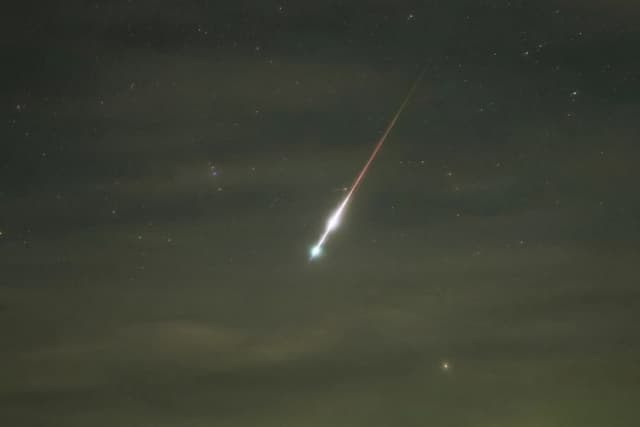 Una bola de fuego de las Perseidas estalla sobre las montañas Catskill, en Nueva York. (Cortesía de Garth Battista)