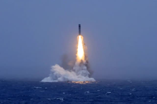 La traducción es:
Un misil balístico de largo alcance emerge del mar durante una prueba lanzada desde un submarino de propulsión nuclear chino en el Pacífico Sur, el 6 de julio de 2026. (Li Xiangchao/Xinhua vía AP)