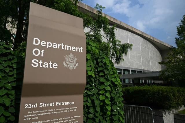 Un cartel en el exterior del Departamento de Estado en Washington, el 11 de julio de 2025. (Saule Loeb/AFP vía Getty Images)