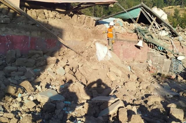 Fotografía cedida este domingo por el Ministerio de Defensa de Perú que muestra a un integrante de las Fuerzas Armadas removiendo escombros tras un sismo en la provincia de Chupaca, en la región de Junín, Perú. (EFE/ Ministerio de Defensa de Perú)