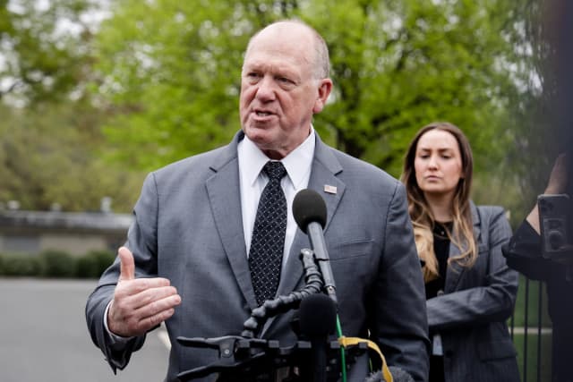 El zar fronterizo de la Casa Blanca, Tom Homan, habla con los periodistas en la Casa Blanca en Washington el 15 de abril de 2025. (Madalina Vasiliu/The Epoch Times)