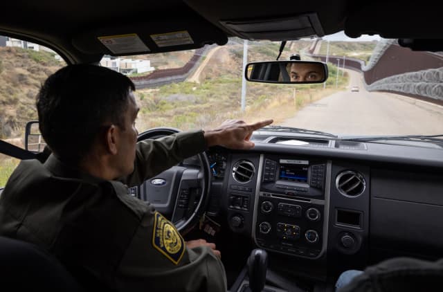 El agente jefe de la Patrulla Fronteriza del Sector de San Diego de la Patrulla Fronteriza de EE. UU., Justin M. De La Torre, supervisa el muro fronterizo del sur en las afueras de San Diego, el 27 de mayo de 2026. (John Fredricks /The Epoch Times)