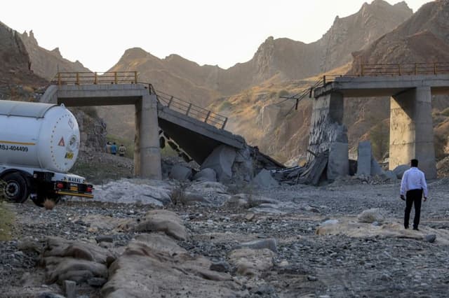 En la imagen, tomada el 18 de julio de 2026, se observa un puente gravemente dañado tras un ataque estadounidense en la carretera que conecta Roudan y Bandar Abbas, en el sur de Irán. (Amir Hossein Khorgooei/ISNA/AFP vía Getty Images)
