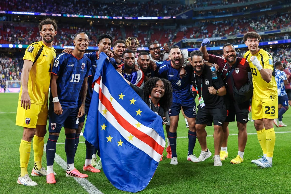 Los jugadores de Cabo Verde celebran tras el empate 0–0 durante el partido del Grupo H de la Copa Mundial de la FIFA 2026 entre Cabo Verde y Arabia Saudita en el Estadio de Houston, en Houston, el 26 de junio de 2026. (Michael Steele/Getty Images)