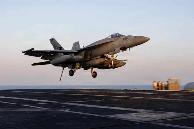 En esta imagen difundida por la Marina de los EE. UU., un F/A-18E Super Hornet, adscrito al Escuadrón de Cazas de Ataque (VFA) 14, se prepara para realizar un aterrizaje con frenado en la cubierta de vuelo del portaaviones clase Nimitz USS Abraham Lincoln (CVN 72) en apoyo de la Operación Epic Fury en el mar el 1 de marzo de 2026. (Marina de los EE. UU. vía Getty Images)