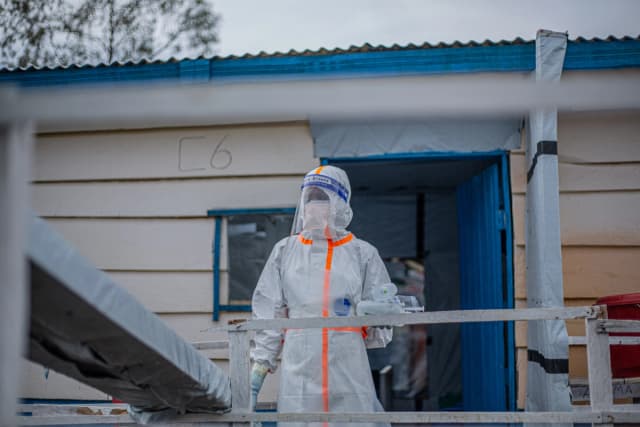Un médico en un centro de tratamiento del ébola en Bunia, Congo, el 13 de julio de 2026. (Benediction Murhabazi/AFP vía Getty Images)