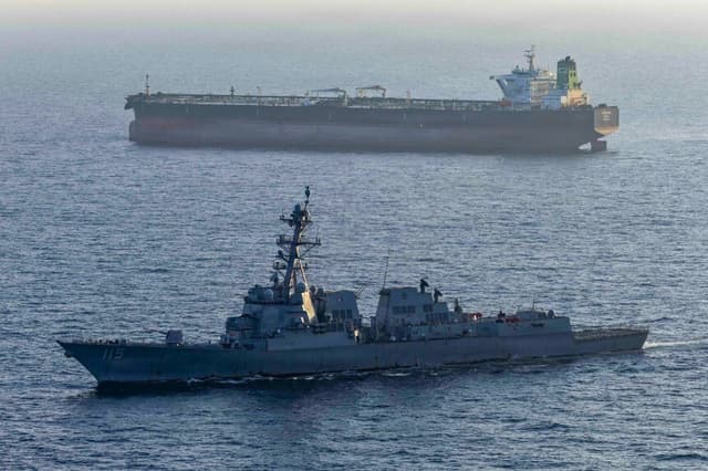 Buques en el estrecho de Ormuz el 26 de abril de 2026. (Armada de los Estados Unidos vía Getty Images).