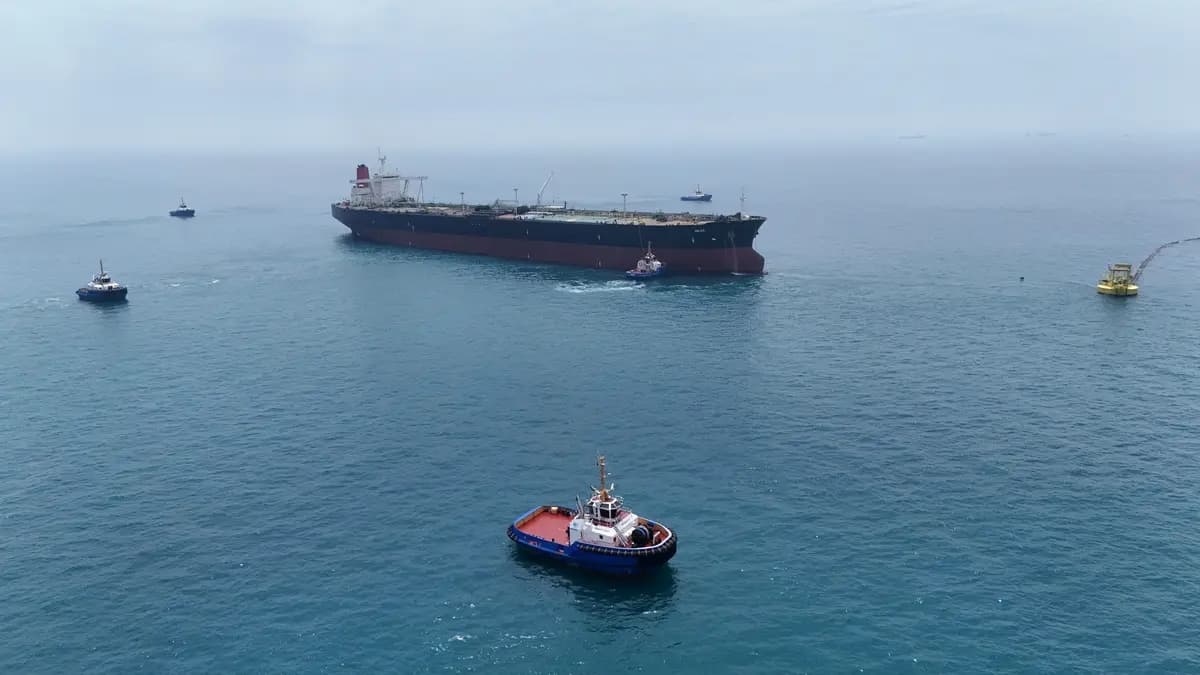 El petrolero HELGA atracó en una de las terminales petroleras marítimas del sur de Irak, cerca de Basora, mientras se prepara para cargar petróleo crudo, convirtiéndose en el segundo buque en llegar desde el cierre del Estrecho de Ormuz, el 24 de abril de 2026. (Mohammed Aty/Reuters)