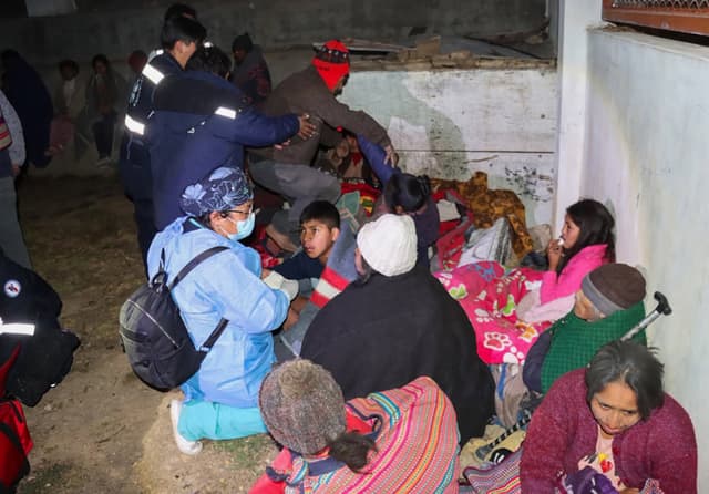 Fotografía cedida este domingo por el Gobierno Regional de Junín que muestra a personas resguardándose tras un sismo en la provincia de Chupaca, en la región de Junín, Perú. (EFE/ gobierno Regional De Junín)