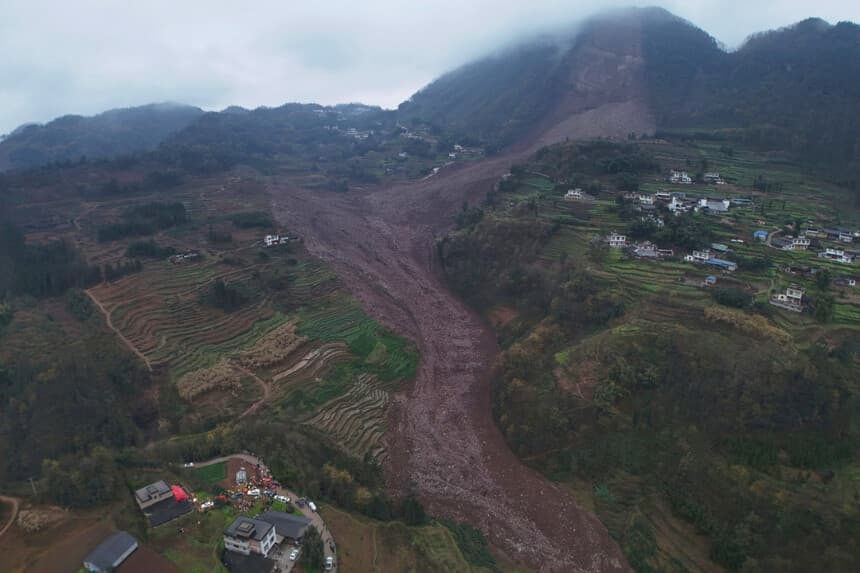 Residentes cuestionan el peaje oficial después de que un deslizamiento de tierra en Chongqing sepultara más de una docena de edificios