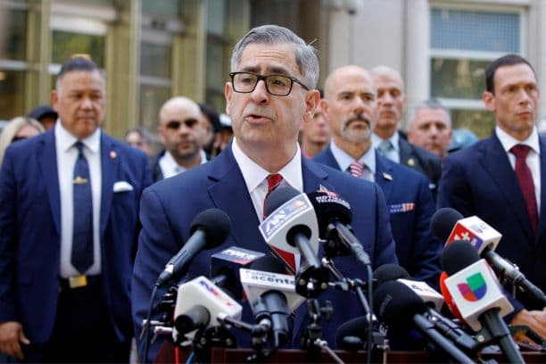 Andrew Tysen Duva (en el atril), fiscal general adjunto de la División Penal de EE. UU., habla con la prensa frente al juzgado federal en el distrito de Brooklyn de la ciudad de Nueva York el 20 de julio de 2026, tras la sentencia del narcotraficante mexicano Ismael "El Mayo" Zambada. Zambada fue condenado el lunes a cadena perpetua por un tribunal federal de Nueva York por haber cofundado y dirigido el poderoso cártel de Sinaloa. (Leonardo MUNOZ / AFP vía Getty Images)