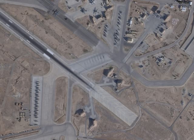 Una imagen satelital muestra aviones F-15E, A-10 Thunderbolt y C-130 Hércules en la base aérea Muwaffaq Salti, en Al Azraq, Jordania, el 2 de febrero de 2026. (2026 PLANET LABS PBC/Imagen cedida a través de Reuters)